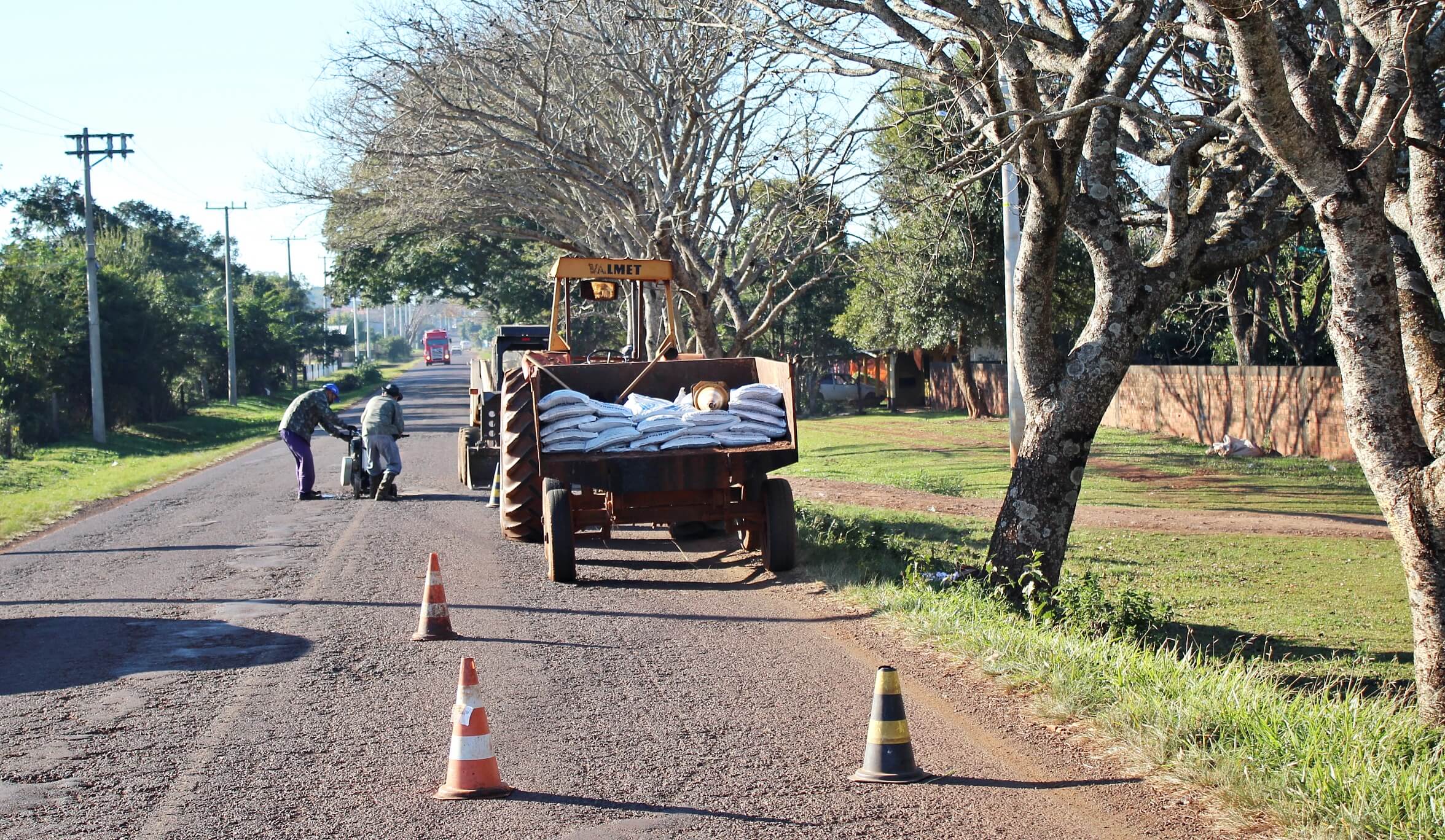 Secretaria de Obras e Viação executa operação tapa-buracos em ruas do município